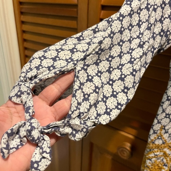 113. WOMENS FEVER L DETAIL TOP - Picture 5 of 8